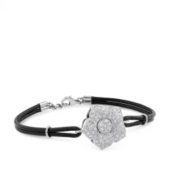 Pulsera de oro blanco con cordón marrón y flor de pavé de diamantes