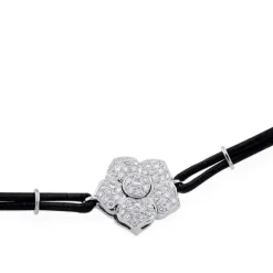 Pulsera de oro blanco con cordón marrón y flor de pavé de diamantes