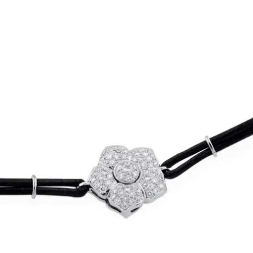 Pulsera de oro blanco con cordón marrón y flor de pavé de diamantes