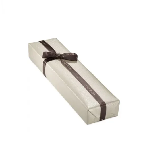 Pulsera de oro blanco con cordón marrón y flor de pavé de diamantes