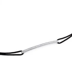Pulsera de oro blanco y cordón negro con hilera de diamantes