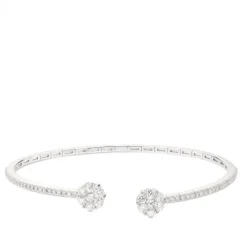 Pulsera rígida abierta de oro blanco con diamantes y terminaciones en flor