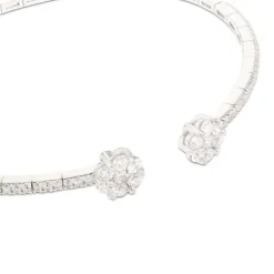 Pulsera rígida abierta de oro blanco con diamantes y terminaciones en flor