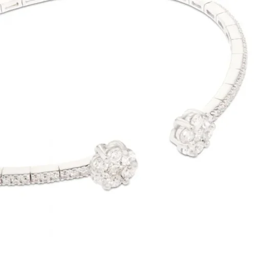Pulsera rígida abierta de oro blanco con diamantes y terminaciones en flor