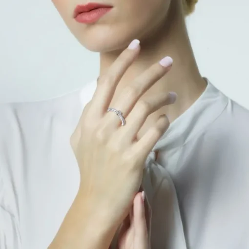 Solitario "Annabella" de oro blanco con diamante talla brillante 0.13 quilates