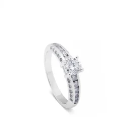 Solitario de oro blanco con diamante talla brillante y diamantes laterales