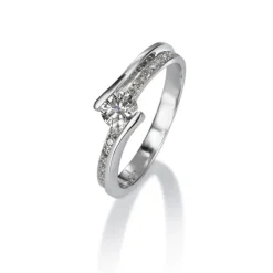 Solitario de oro blanco con diamantes y pavé en montura