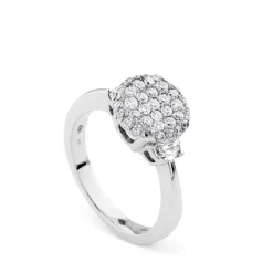 Solitario de oro blanco con pavé de diamantes y diamantes laterales