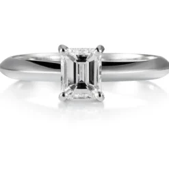 Solitario de oro blanco con diamante talla esmeralda