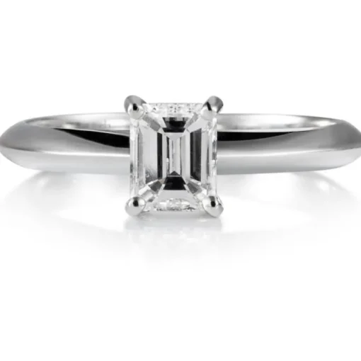 Solitario de oro blanco con diamante talla esmeralda