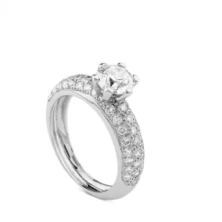 Solitario de oro blanco con 6 garras y pavé de diamantes laterales