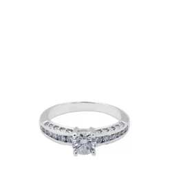 Solitario de oro blanco con diamante talla brillante y diamantes laterales