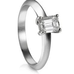 Solitario de oro blanco con diamante talla esmeralda
