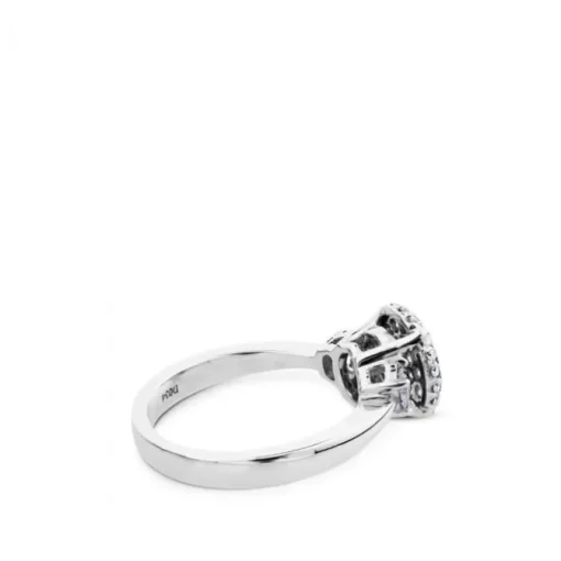 Solitario de oro blanco con pavé de diamantes y diamantes laterales