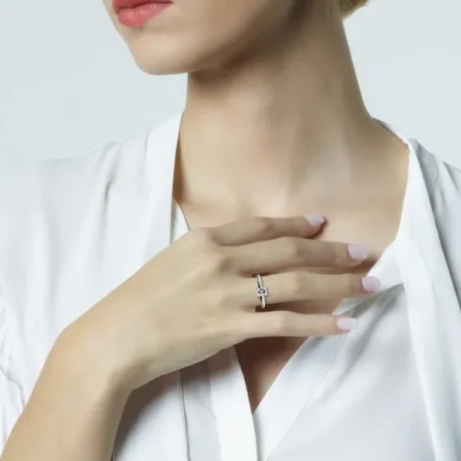 Solitario de oro blanco con diamante talla esmeralda
