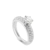Solitario de oro blanco engastado en 6 garras y pavé de diamantes laterales
