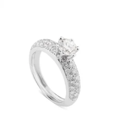 Solitario de oro blanco engastado en 6 garras y pavé de diamantes laterales