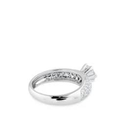 Solitario de oro blanco engastado en 6 garras y pavé de diamantes laterales