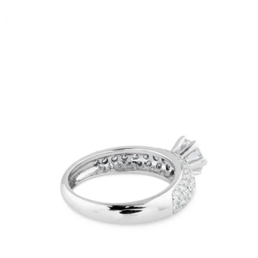 Solitario de oro blanco engastado en 6 garras y pavé de diamantes laterales