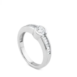 Solitario "Fabiola" de oro blanco  y diamantes en carril talla baguette con chatón central