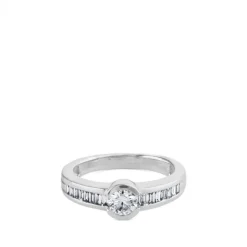 Solitario "Fabiola" de oro blanco  y diamantes en carril talla baguette con chatón central