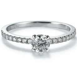 Solitario "Isabella" de oro blanco con diamante central en garra y diamantes en montura