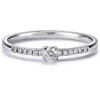 Solitario "Isabella" de oro blanco con diamante talla brillante y diamantes en garra