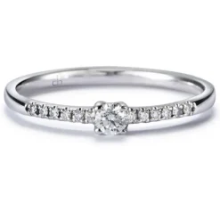 Solitario "Isabella" de oro blanco con diamante talla brillante y diamantes en garra