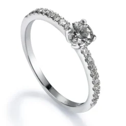 Solitario "Isabella" de oro blanco con diamante central en garra y diamantes en montura