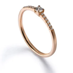 Solitario "Isabella" de oro rosa con diamante talla brillante y diamantes en garra