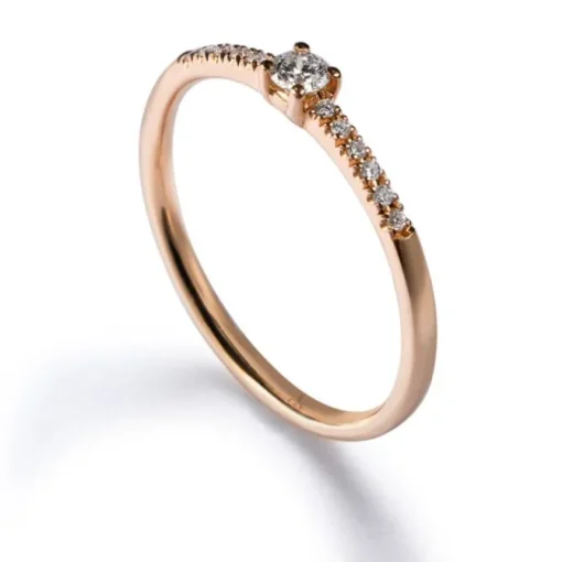 Solitario "Isabella" de oro rosa con diamante talla brillante y diamantes en garra