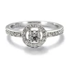 Solitario "María Valentina" de oro blanco con diamante central en 4 garras, orla y montura de diamantes