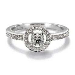 Solitario "María Valentina" de oro blanco con diamante central en 4 garras, orla y montura de diamantes