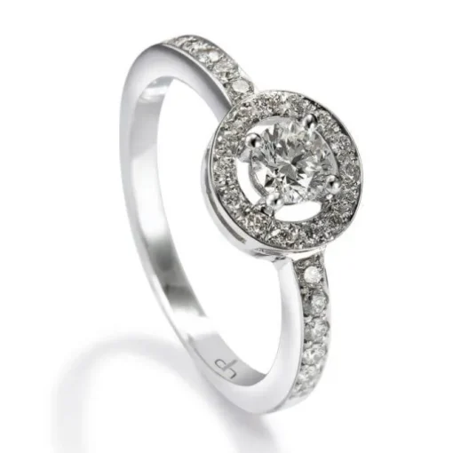 Solitario "María Valentina" de oro blanco con diamante central en 4 garras, orla y montura de diamantes