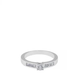 Solitario media alianza de oro blanco con diamante central talla brillante