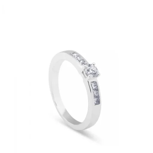 Solitario media alianza de oro blanco con diamante central talla brillante