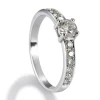 Solitario "Norah" de oro blanco con diamante central en garra y brillantes en montura