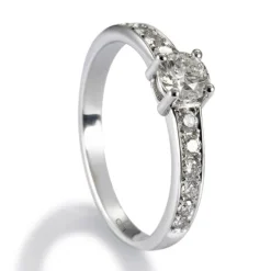 Solitario "Norah" de oro blanco con diamante central en garra y brillantes en montura