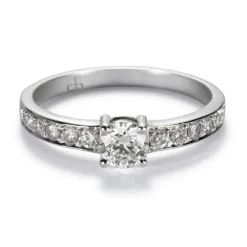 Solitario "Norah" de oro blanco con diamante central en garra y brillantes en montura