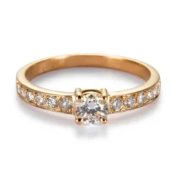 Solitario "Norah" de oro rosa con diamante central en garra y brillantes en montura