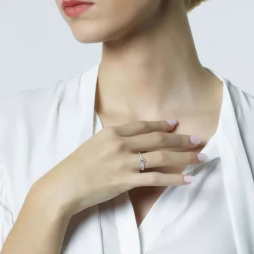 Solitario "Sabrina" de oro blanco con diamante talla brillante 0.54 quilates