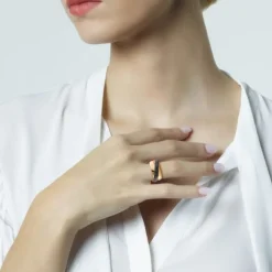 Sortija ancha de oro rosa con diamantes negros