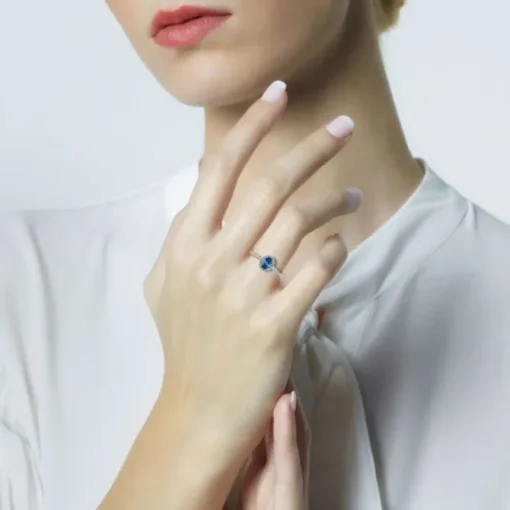 Sortija "Caramelo" de oro blanco con Topacio London talla oval y diamantes