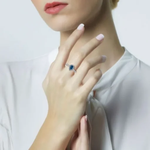 Sortija "Caramelo" de oro blanco con Topacio Londion talla pera y diamantes