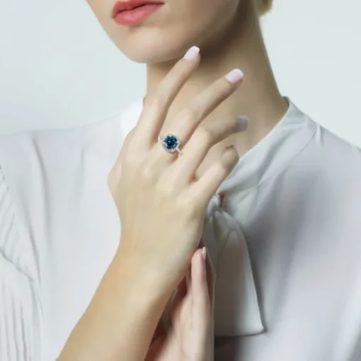 Sortija "Caramelo" de oro blanco con Topacio London talla cojín y diamantes