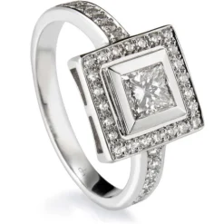 Sortija cuadrada de oro blanco con princesa y pavé de diamantes