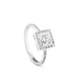Sortija cuadrada de oro blanco con princesa y pavé de diamantes