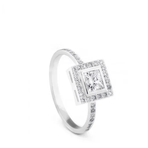 Sortija cuadrada de oro blanco con princesa y pavé de diamantes