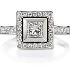 Sortija cuadrada de oro blanco con princesa y pavé de diamantes