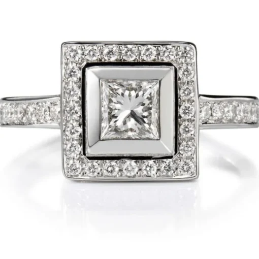 Sortija cuadrada de oro blanco con princesa y pavé de diamantes